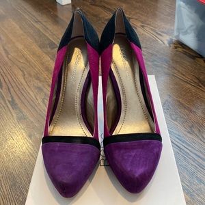 BCBGENERATION Grape black fuschia heels